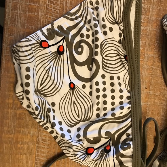 Bikini - Picture 3 of 3